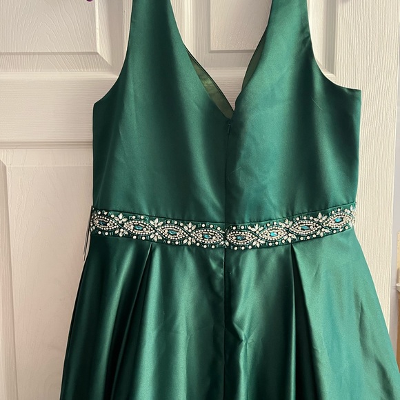 Beautiful prom dress - Picture 4 of 7